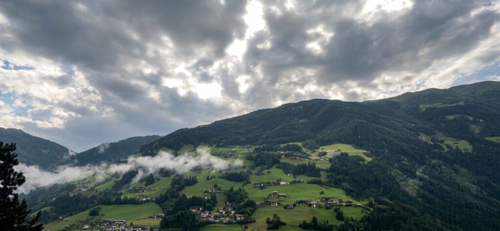 Blick vom Balkon über das Zillertal Richtung Mayrhofen