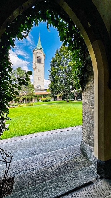 Blick durch einen Spitzbogen in den Innenhof des Kreuzgangs