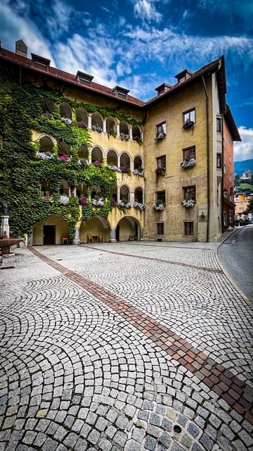 Zugewachsene Arkaden des Fuggerhauses in Schwaz