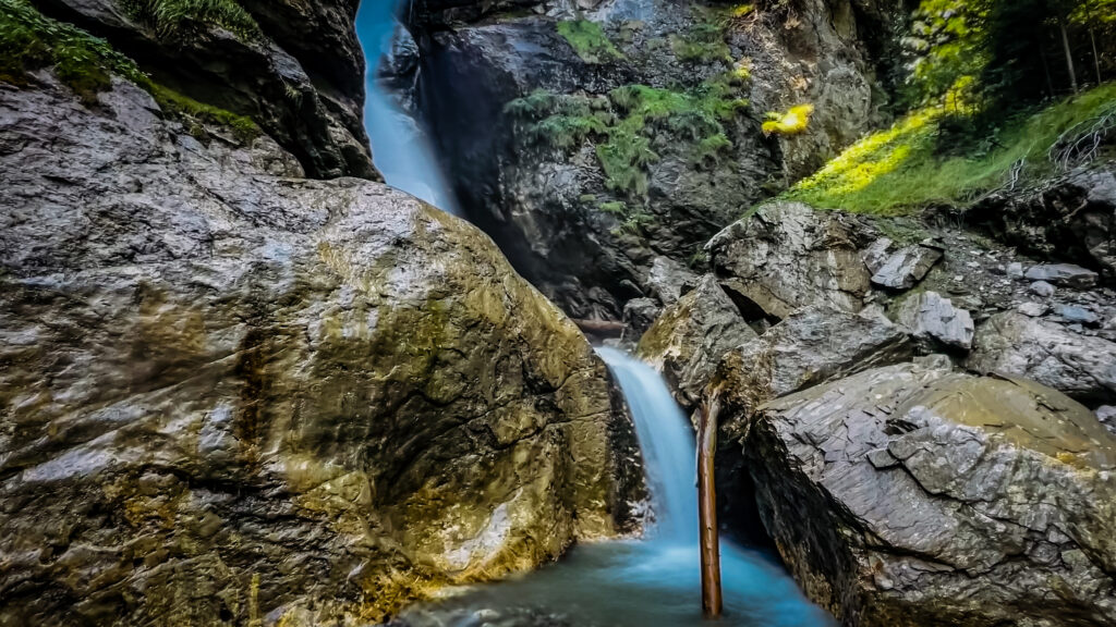 Keilkellerwasserfall, in Kaskaden über die Felswand