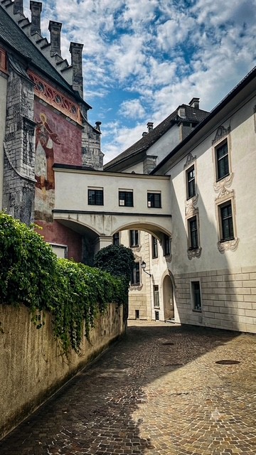 Gasse in der Schwazer Altstadt mit Fresko an der Hauswand