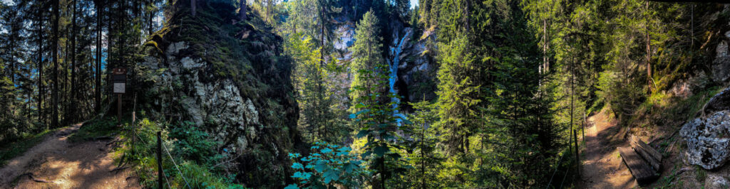Wasserfall in der Schlucht mit Bank und Wegabzweig