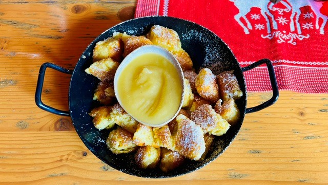Kaiserschmarrn mit Apfelmus in der Pfanne