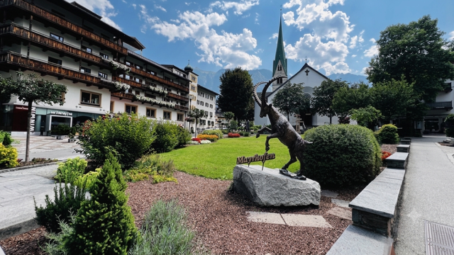 Ortsansicht Mayrhofen mit Bergen im Hintergrund