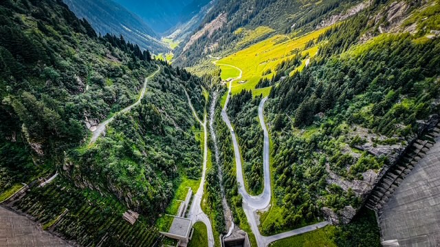 Serpentinen der Zufahrtsstraße unterhalb der Staumauer