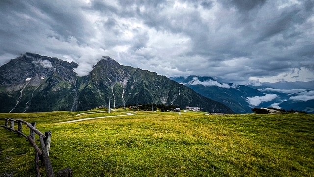 Wiesenplateau am Ahorn unter tiefhängenden Wolken