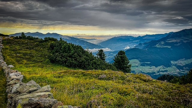 Wolkenverhangenes Tal, am Horizont ein Streifen Abendlicht