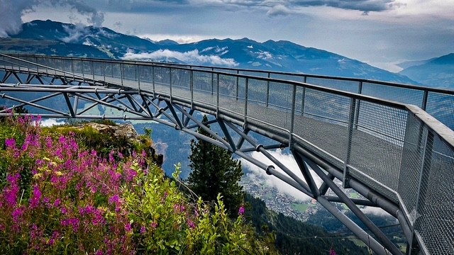Stählerne Brücke am Ahorn mit Blick ins Zillertal