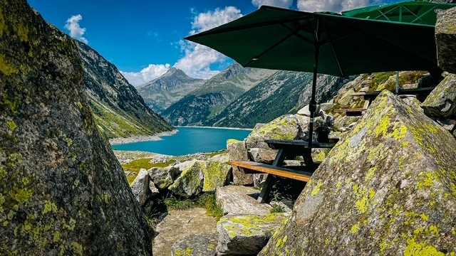 Sitznischen zwischen Felsblöcken mit Blick auf den See