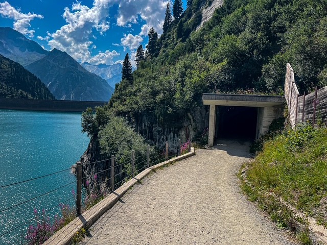 Tunneleinfahrt kurz vor der Staumauer Zillergründl