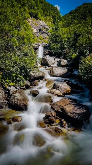Wasserfall am Stausee in Langzeitbelichtung