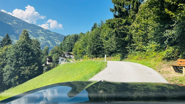 Schmale Bergstraße mit Ausweichbuchte, steil zum Tal abfallend