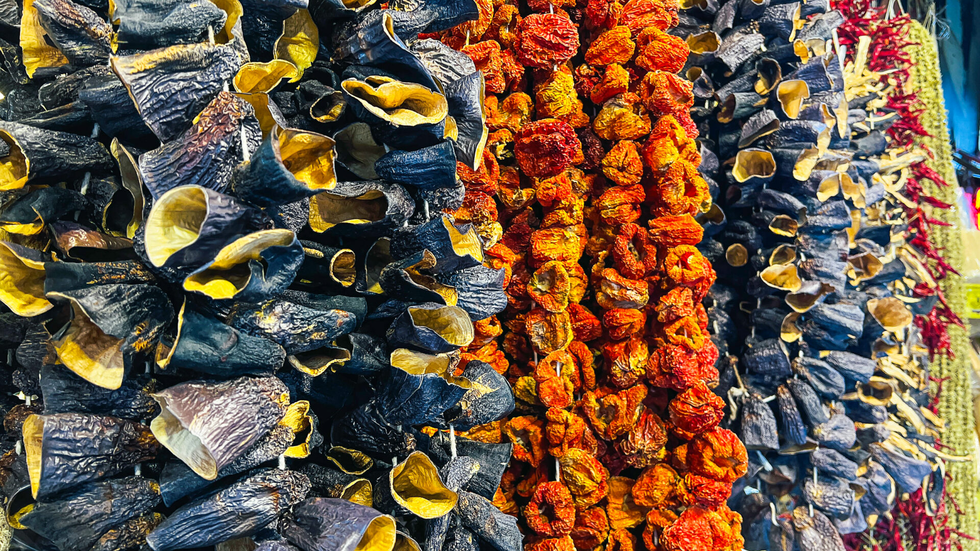 Getrocknete Auberginen und Oliven