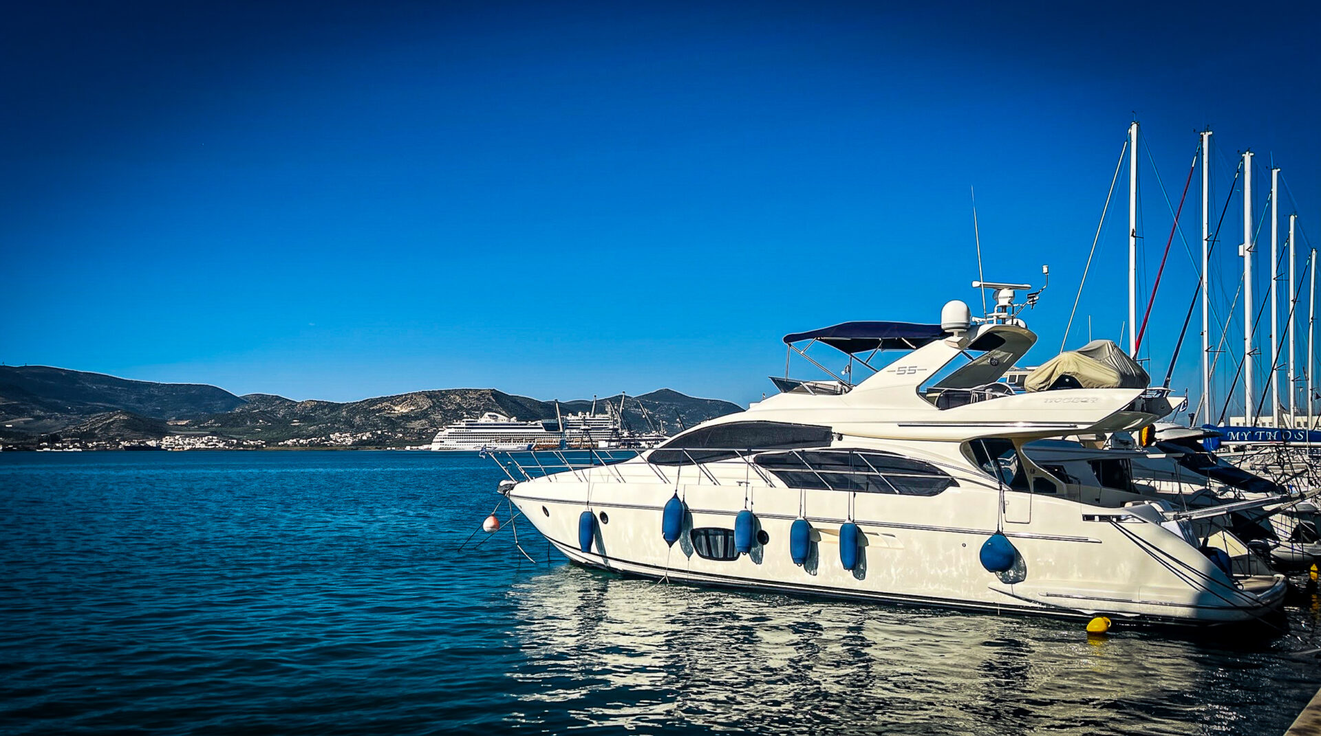 Yachten im Hafen, hinten die AIDAstella