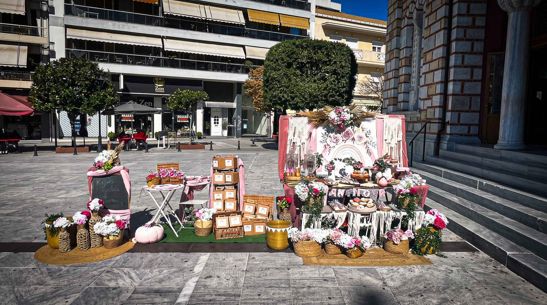 Vor dem Eingang von Agios Nikolaos
