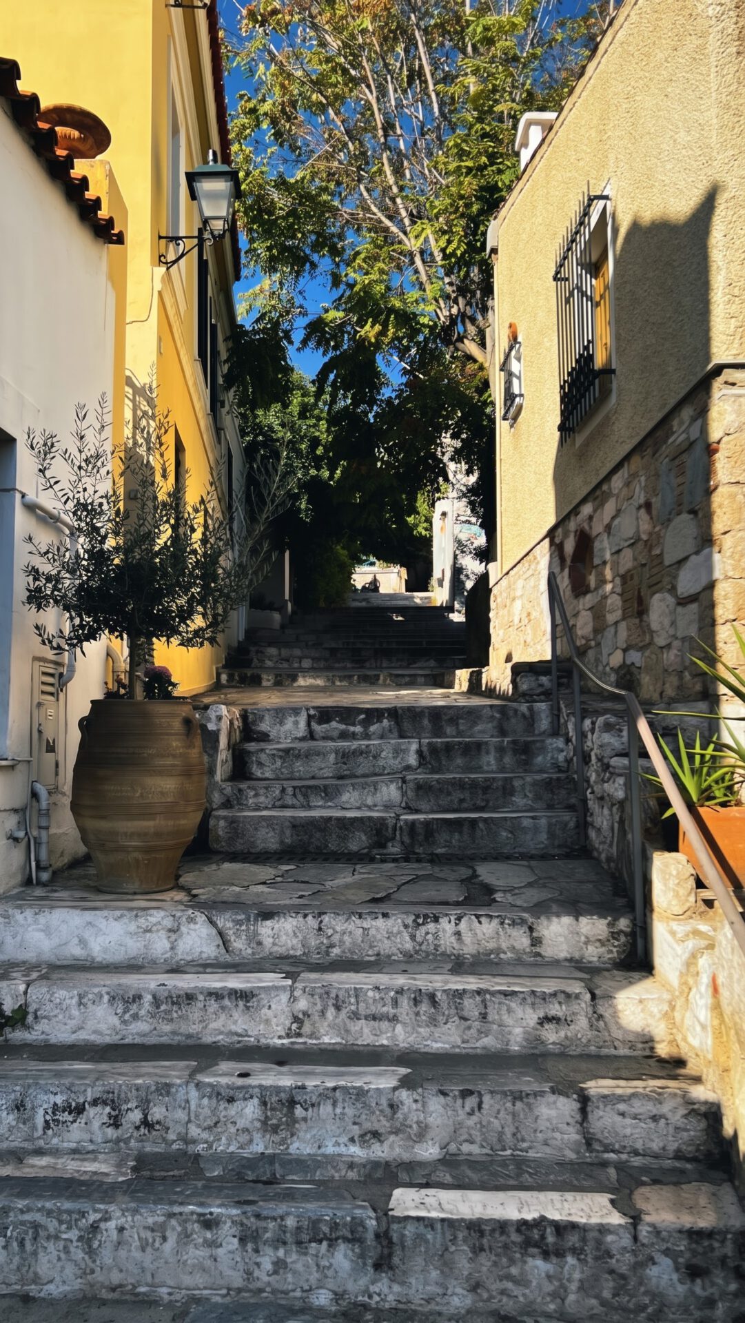 In den Gassen unterhalb der Akropolis