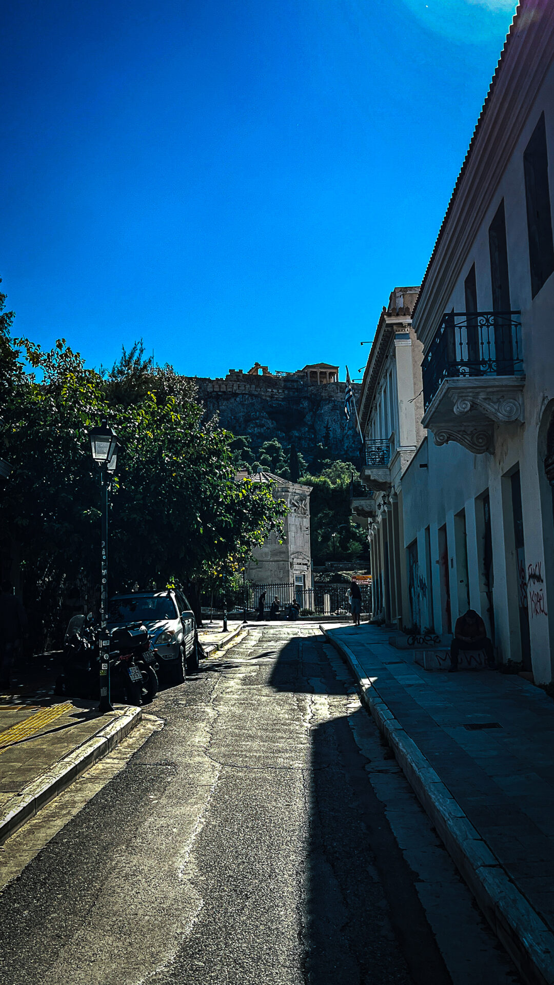 Der Turm der Winde, oben die Akropolis