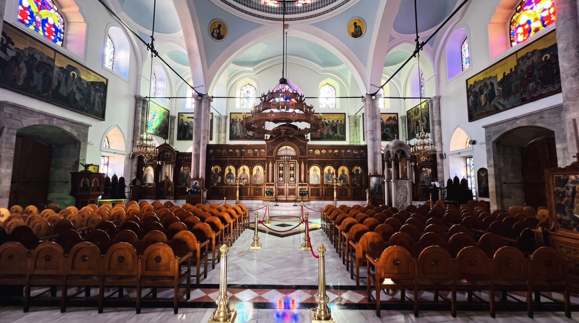 Der Holzkronleuchter in Agios Titos