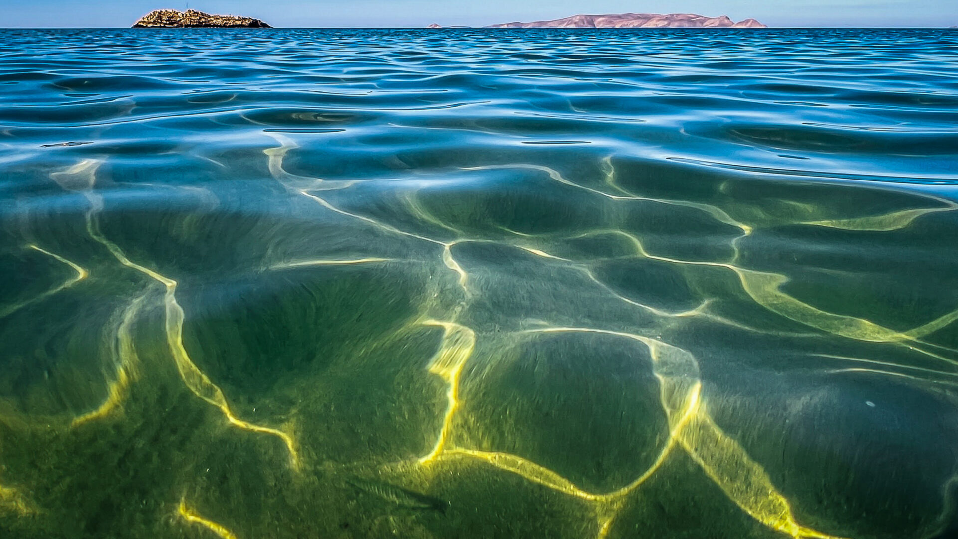 Klares Wasser am Strand von Karteros