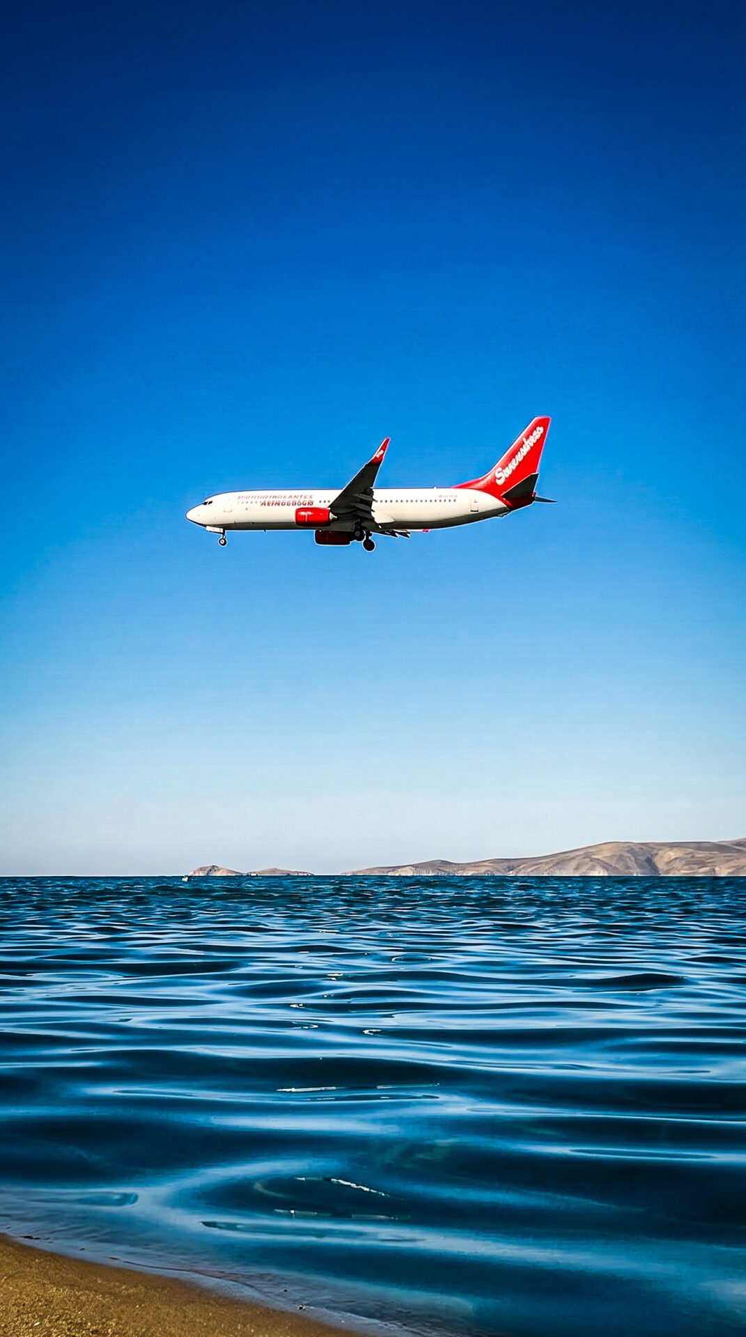 Im Wasser, über uns der Anflug auf Heraklion